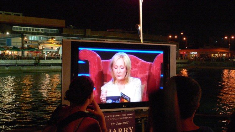 JK Rowling live, reading the first pages of Harry Potter: The Deathly Hallows License     Attribution Some rights reserved by Ran Yaniv Hartstein 